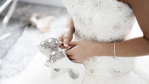 Menyasszonyi ruha, kristályokkal díszítve